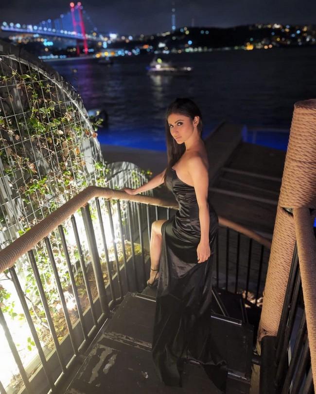 Mouni Roy 2
