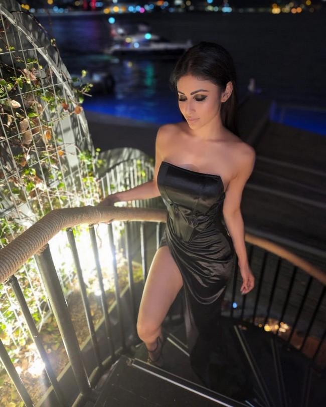 Mouni Roy 3