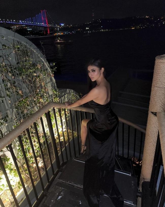 Mouni Roy 6