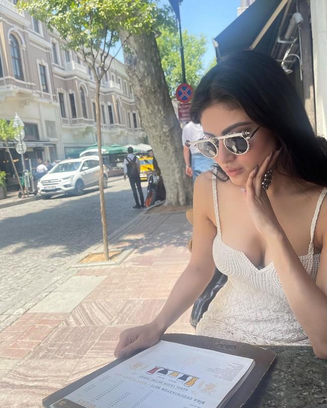 Mouni Roy 7