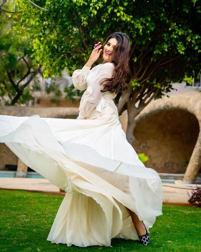 Nidhhi Agerwal 5