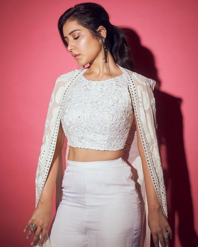 Raashii Khanna 10