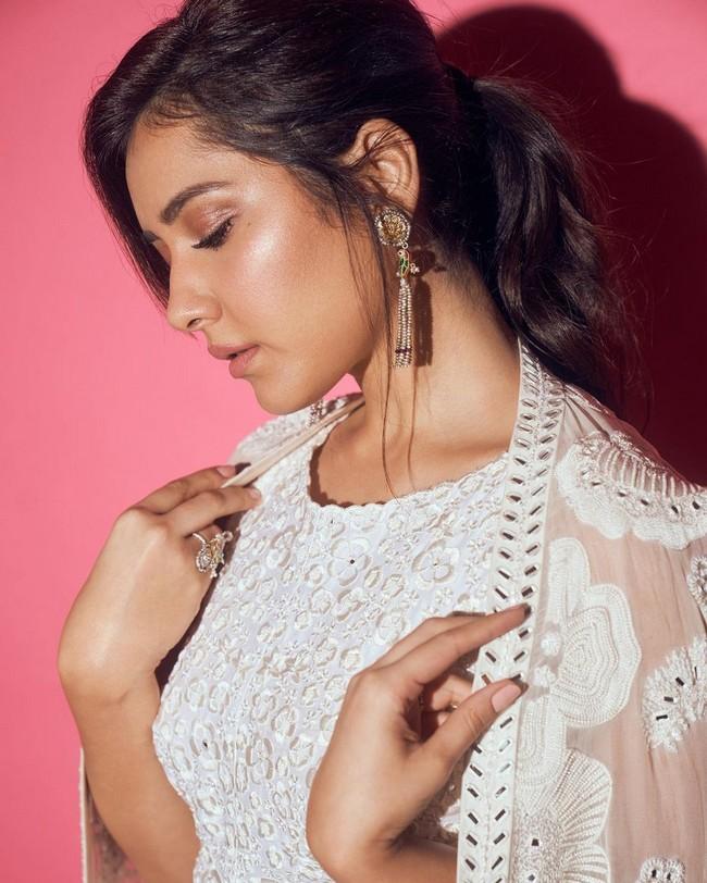 Raashii Khanna 9