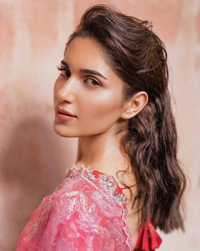 Ruhani Sharma 5