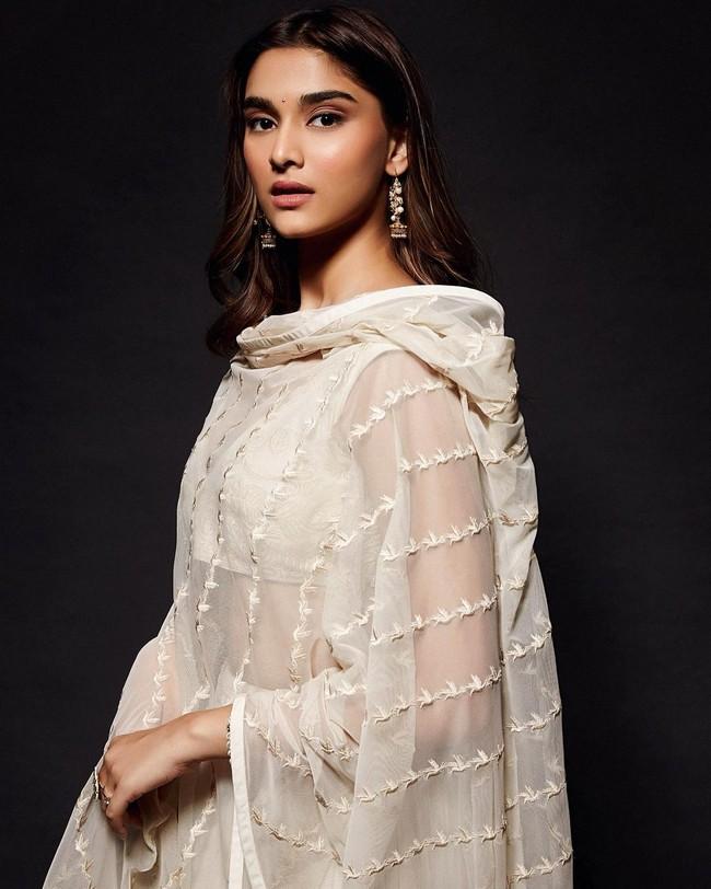 Saiee M Manjrekar 4