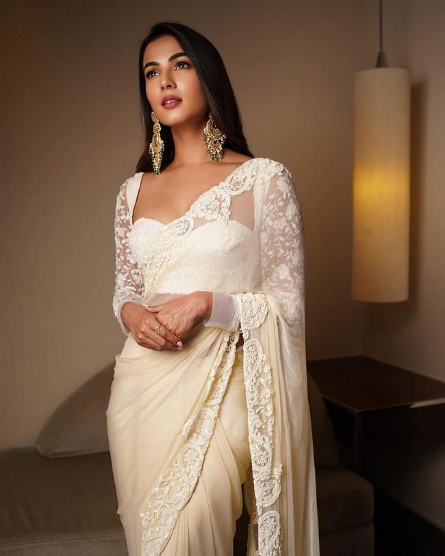 Sonal Chauhan 4