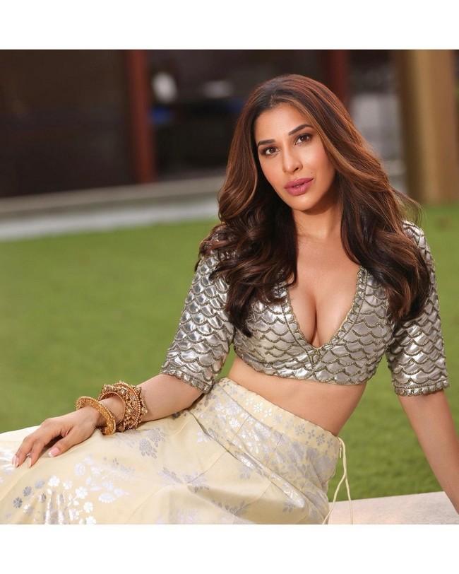 Sophie Choudry 9