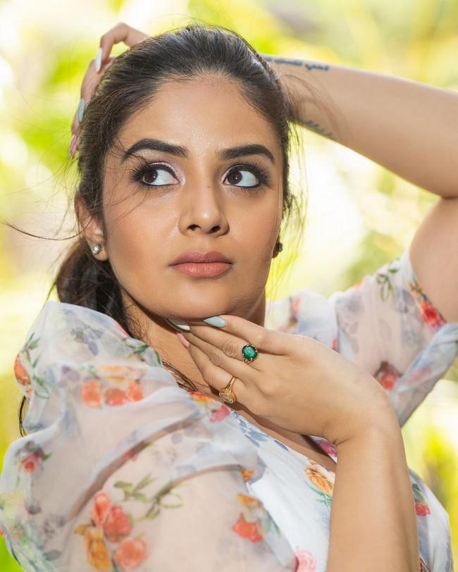 Sreemukhi 10