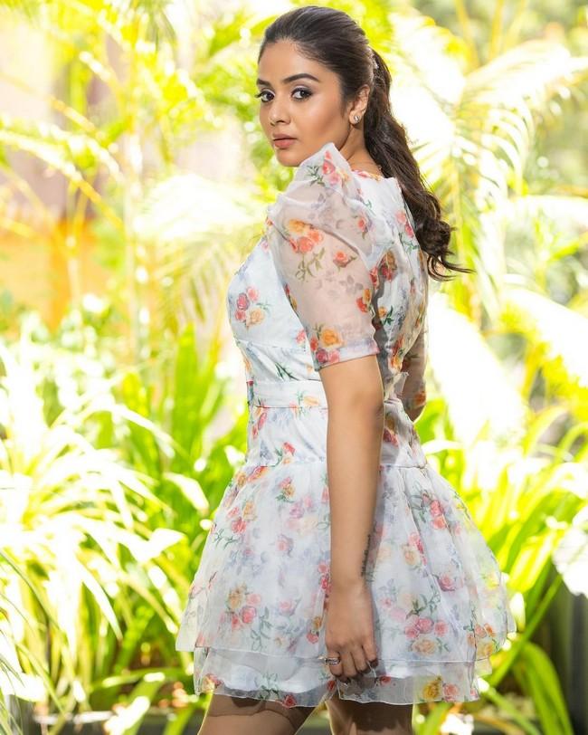 Sreemukhi 5