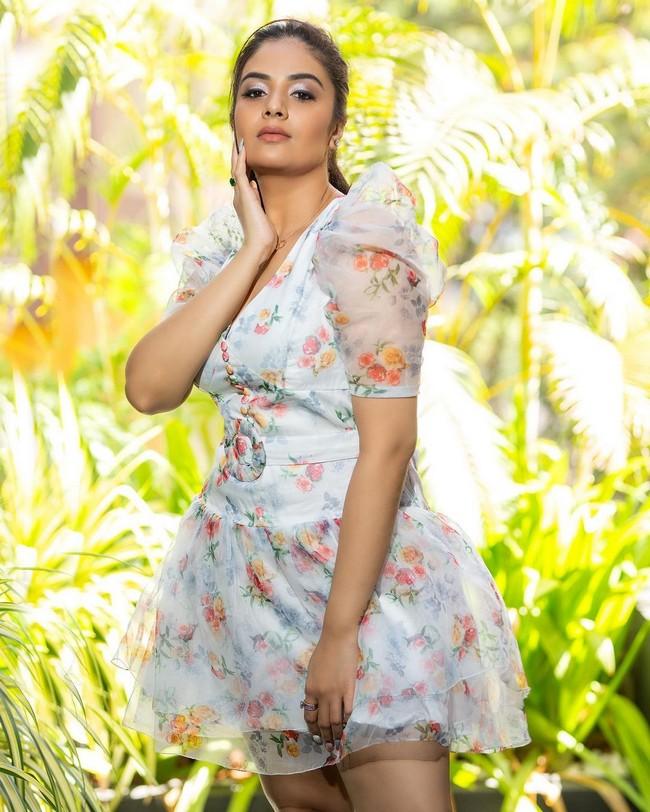 Sreemukhi 6