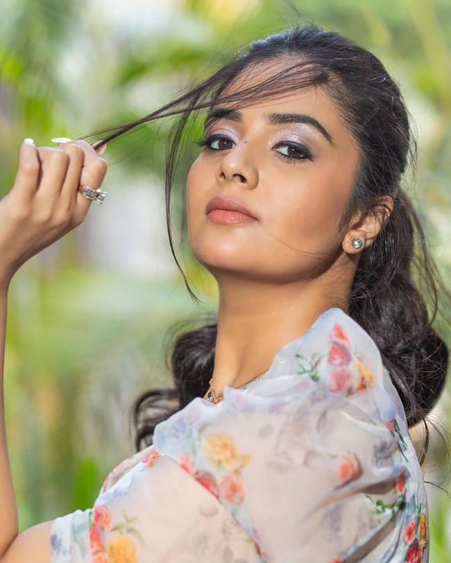Sreemukhi 8