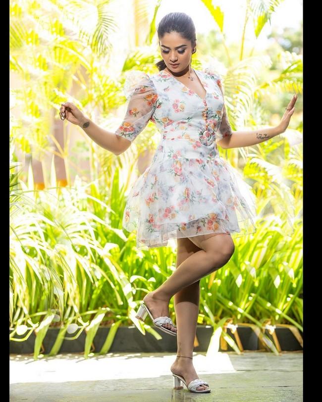 Sreemukhi 9