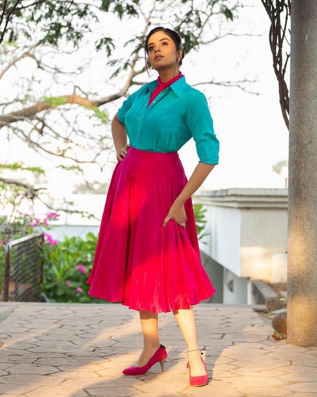 Sreemukhi 10