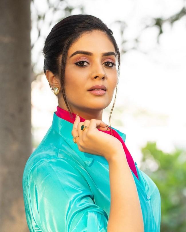 Sreemukhi 14