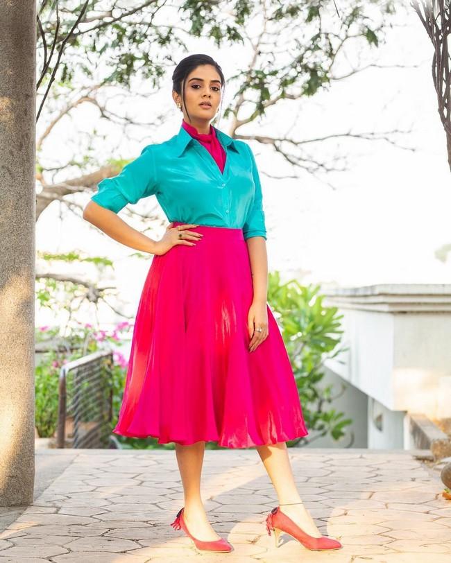 Sreemukhi 15