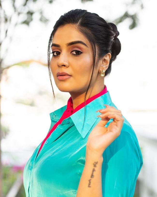 Sreemukhi 18