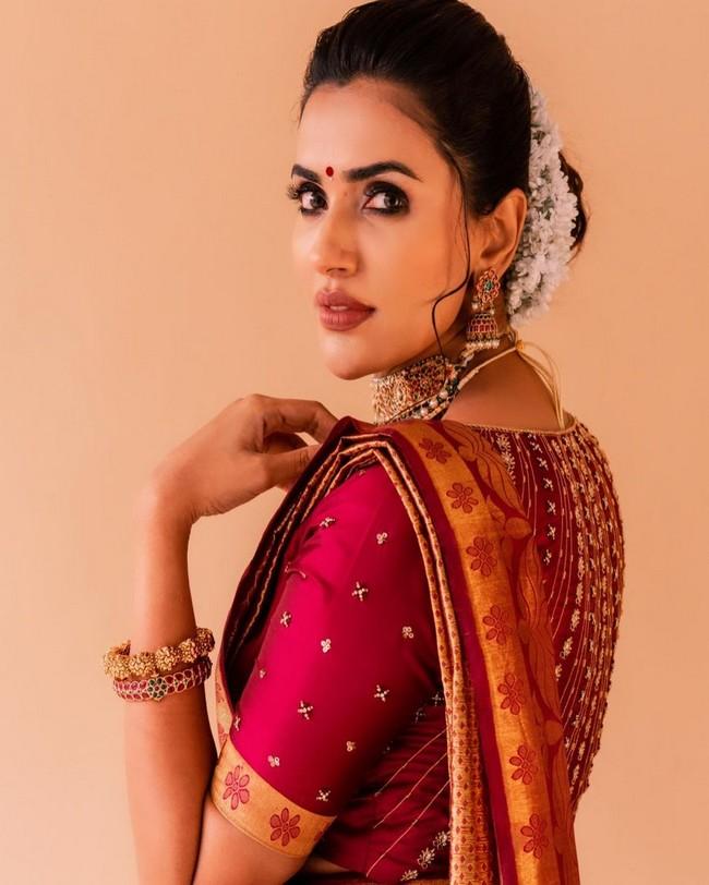 Akshara Gowda 14