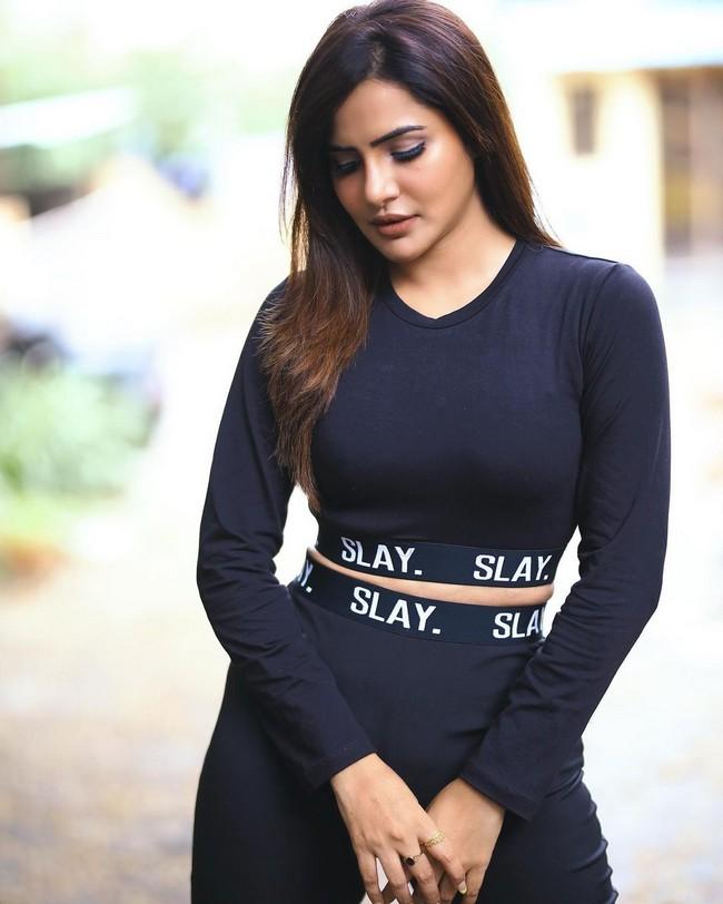 Ashu Reddy 3