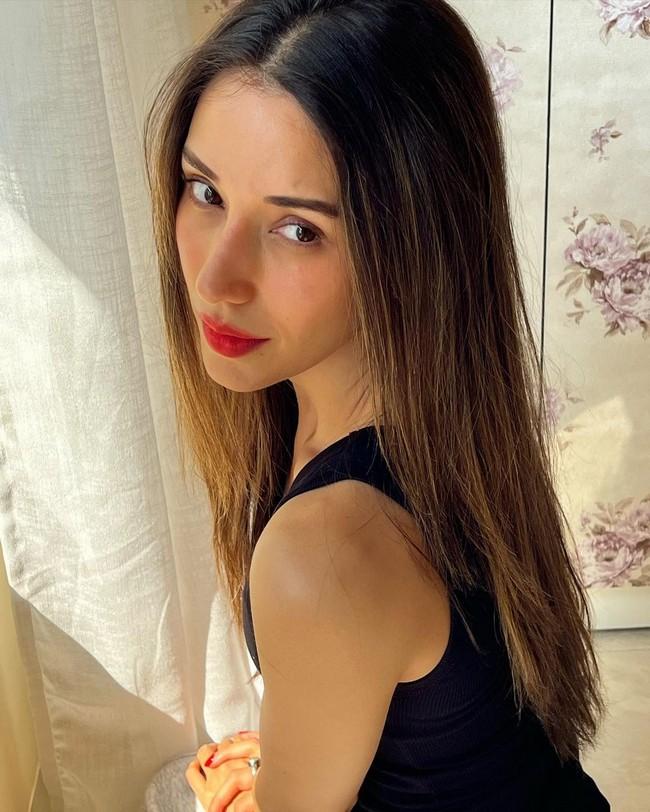 Heli Daruwala 4