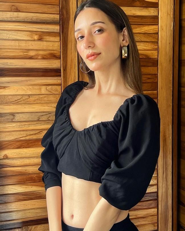 Heli Daruwala 7