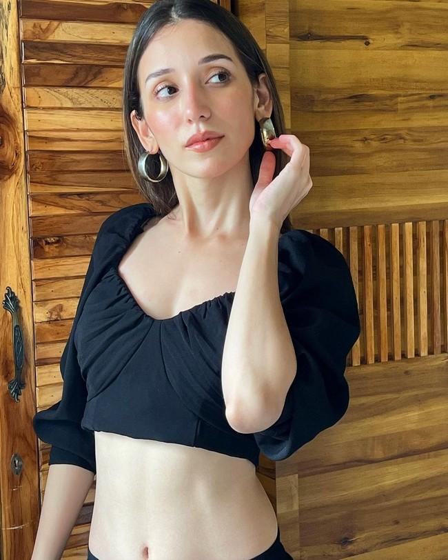 Heli Daruwala 8