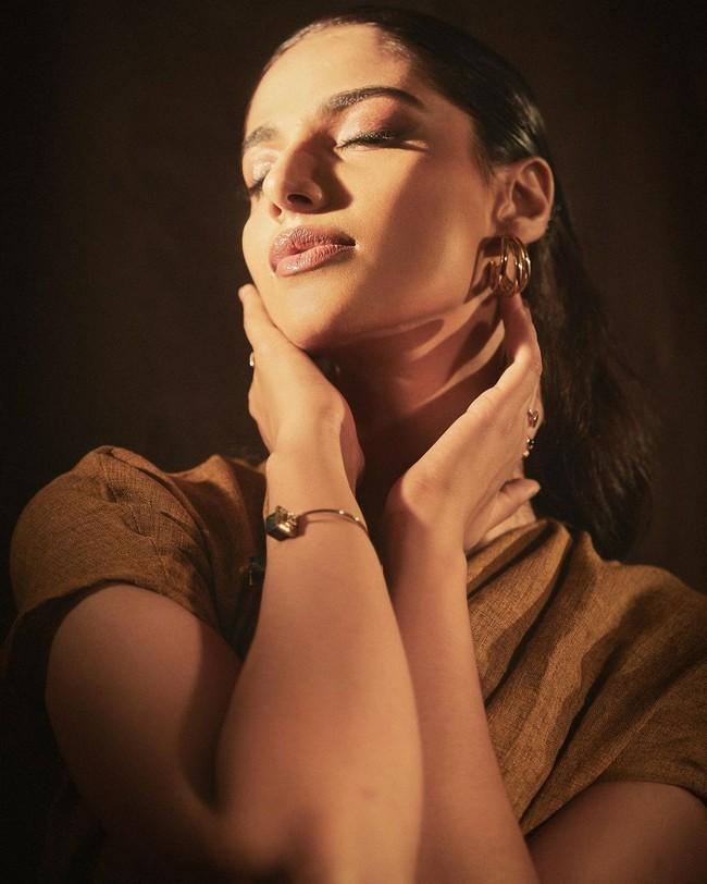 Meenakshii Chaudhary 7
