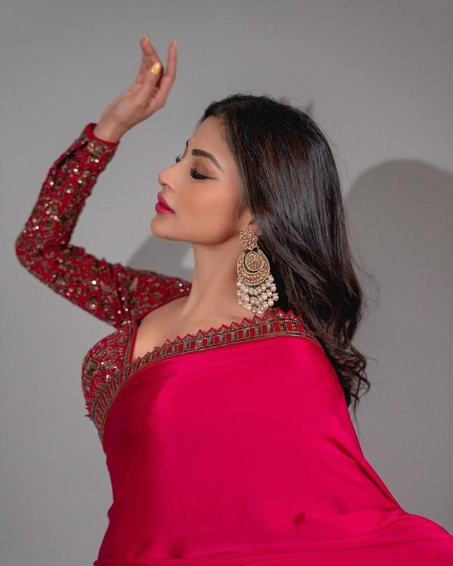 Mouni Roy 3