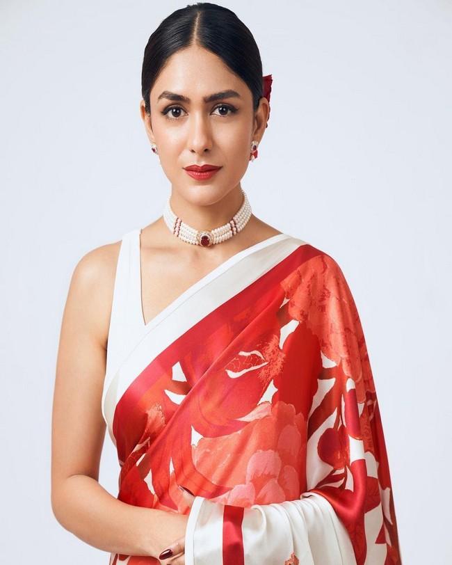 Mrunal Thakur 4