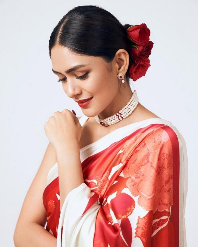 Mrunal Thakur 7