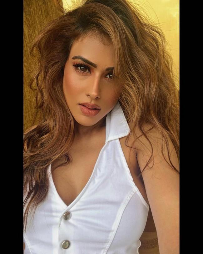 Nia Sharma 16