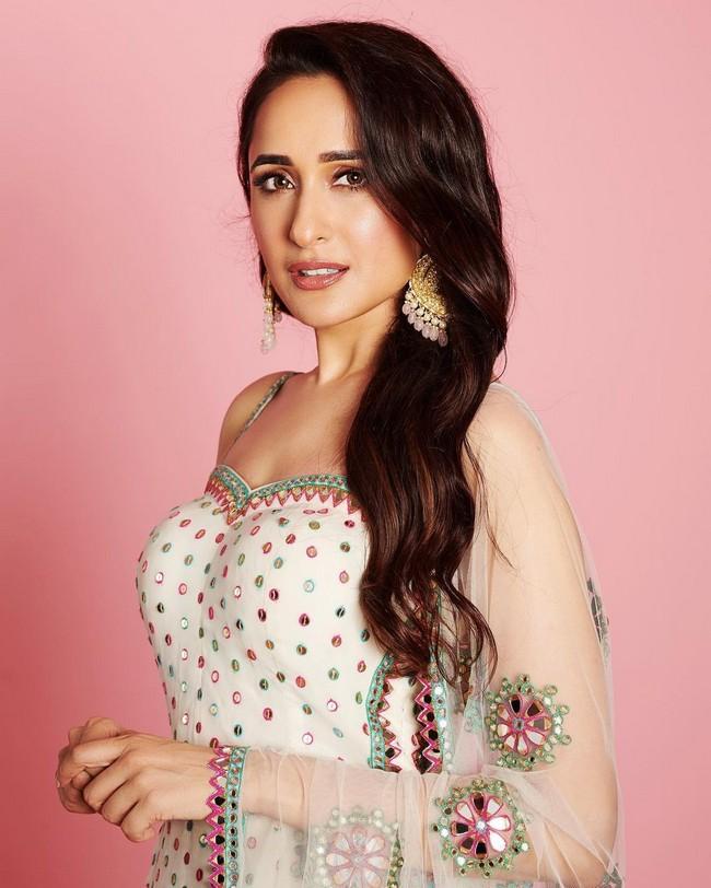 Pragya Jaiswal 4