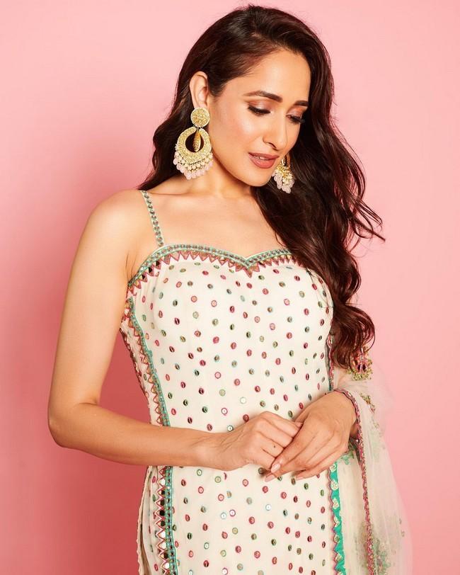 Pragya Jaiswal 5