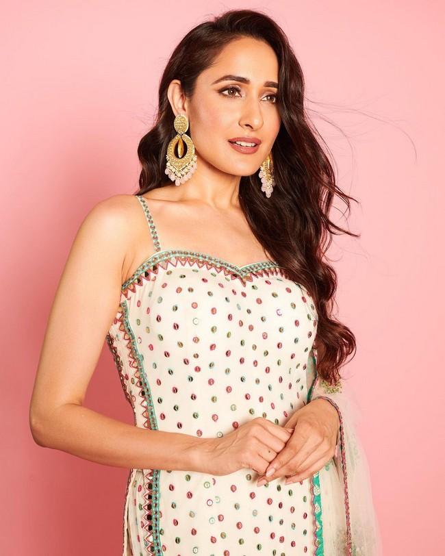 Pragya Jaiswal 6
