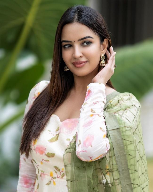 Pujita Ponnada 6
