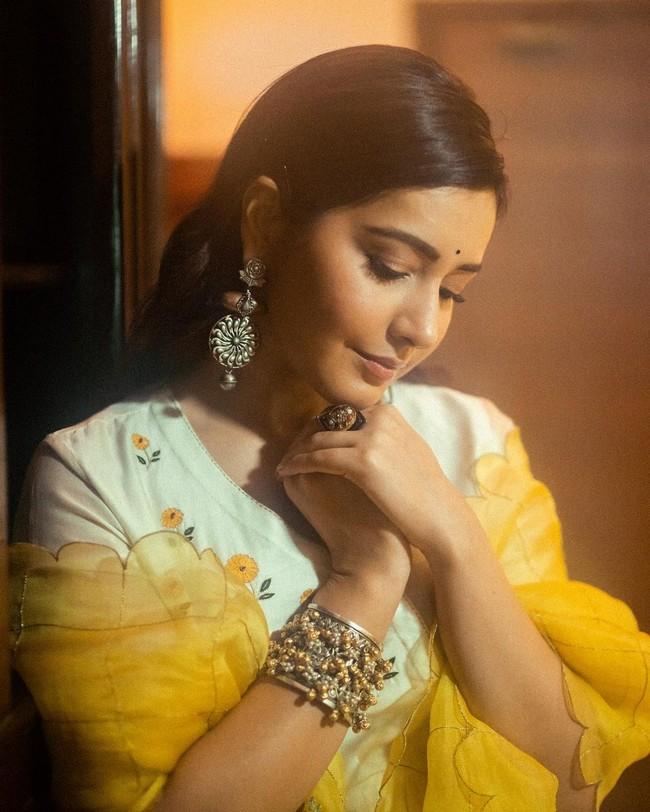 Raashii Khanna 8