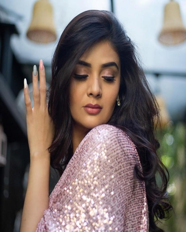 Sreemukhi 15