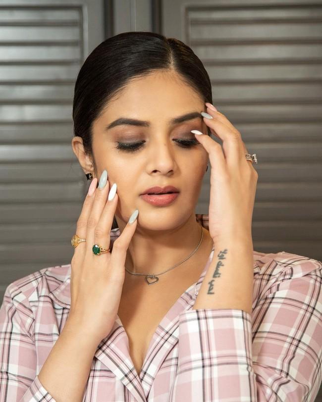 Sreemukhi 6