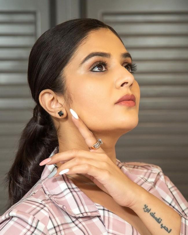 Sreemukhi 9