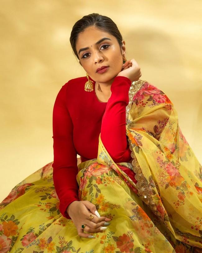 Sreemukhi 6