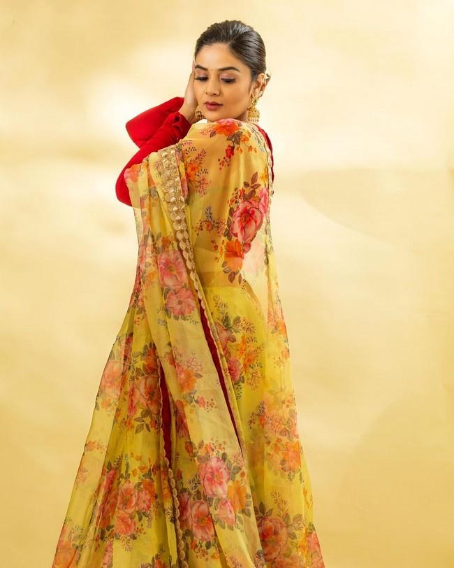 Sreemukhi 8