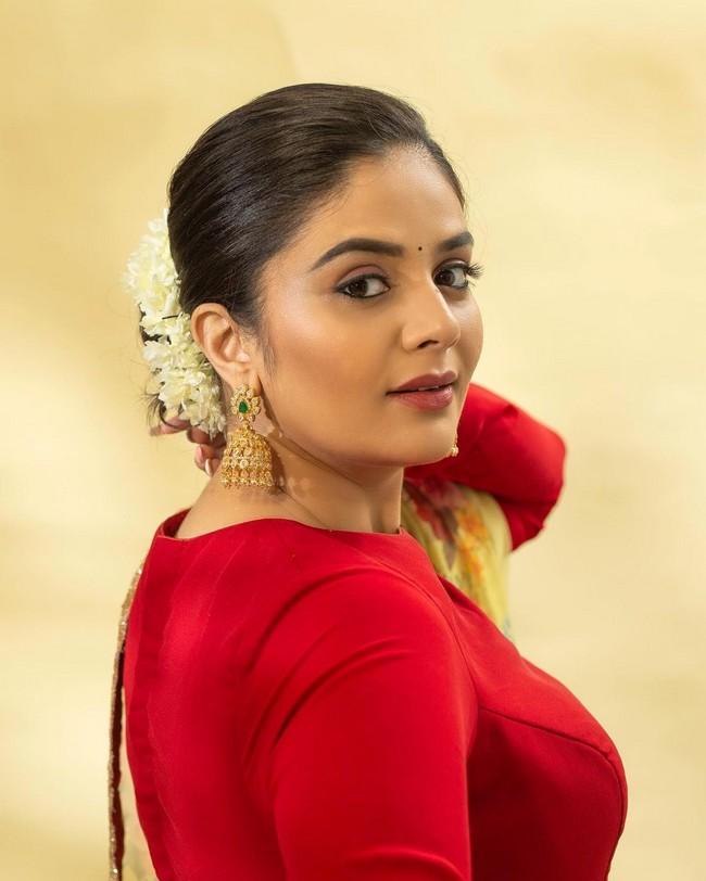 Sreemukhi 9