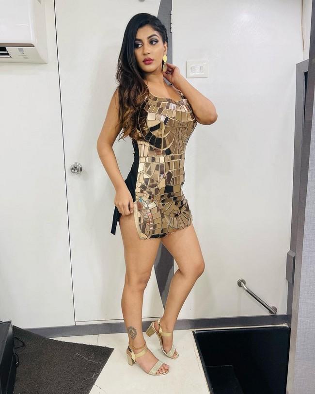 Yashika Aannand 6