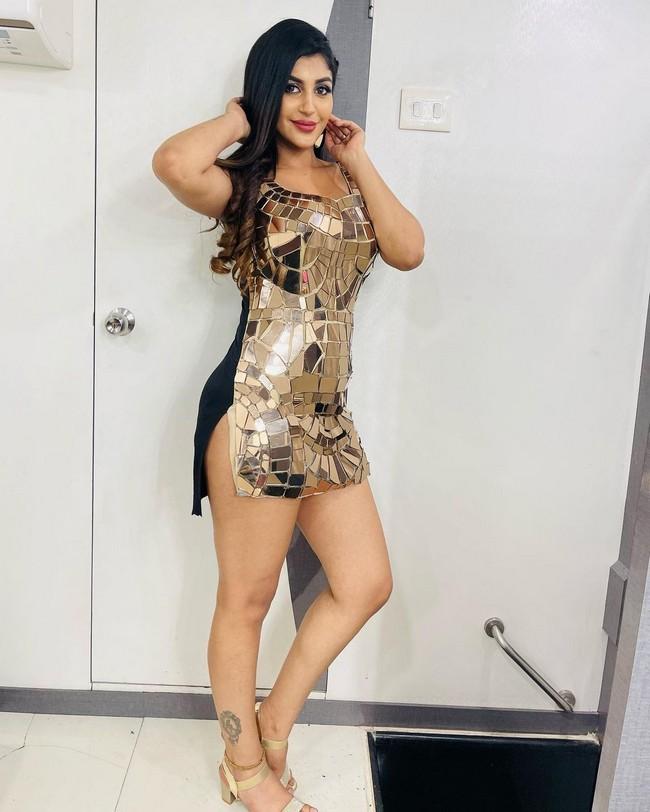 Yashika Aannand 9