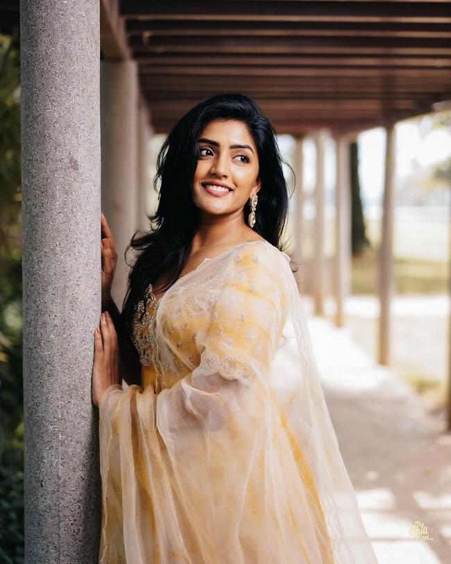 Eesha Rebba 10