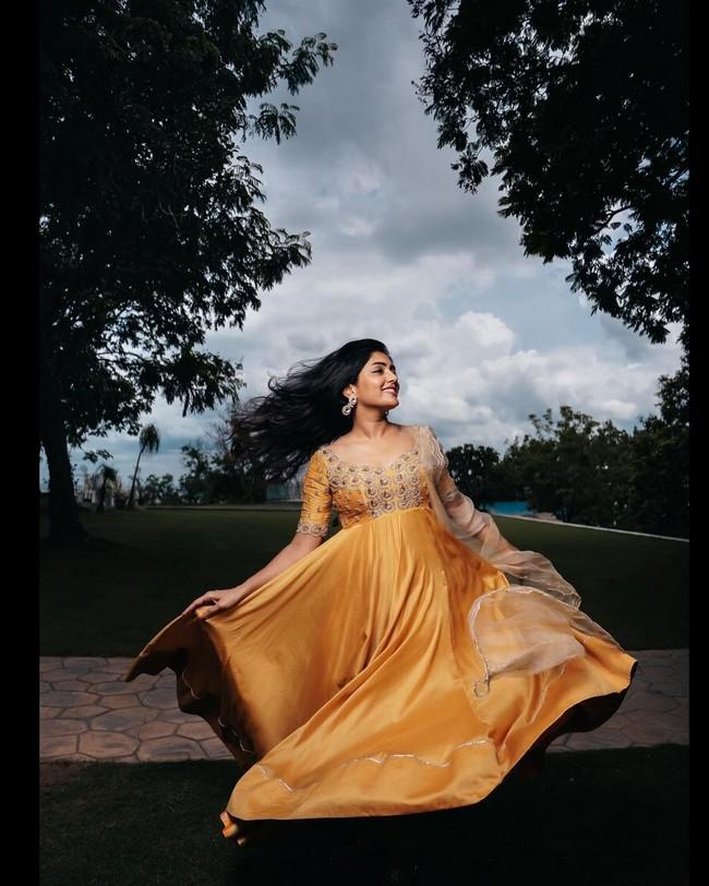 Eesha Rebba 3