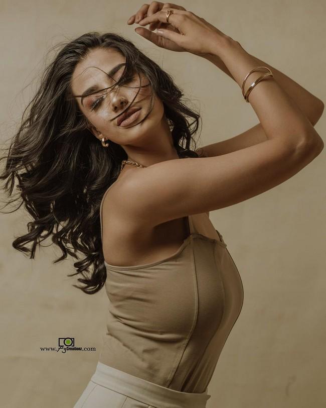 Meenakshii Chaudhary 10