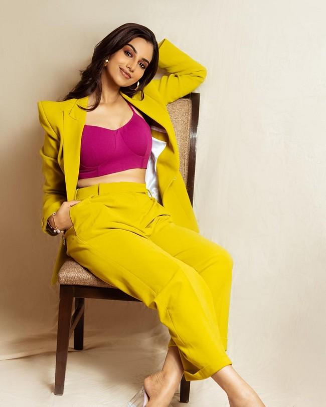 Meenakshii Chaudhary 5