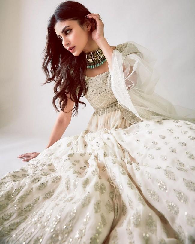 Mouni Roy 6