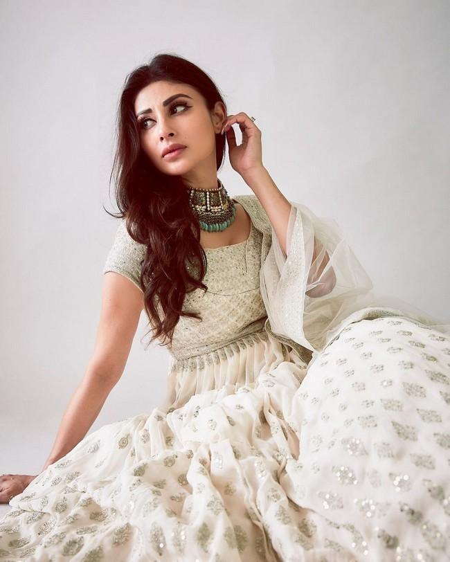 Mouni Roy 8