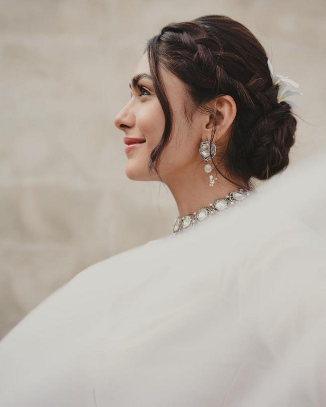 Mrunal Thakur 10